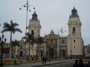 Lima - Kathedrale an der Plaza de Armas : Das historische Gebäude der Kathedrale steht an der Plaza de Armas. Aufgenommen am 27. August 2011 in der Hauptstadt Lima