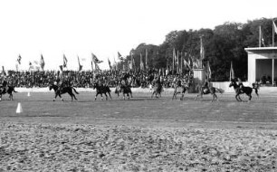Reitturnier auf der Reichsnährstandausstellung 1939 : Ein Reitturnier auf dem Großen Ring im Rahmen der 5. Reichsnährstand-Ausstellung 1939 in Leipzig.