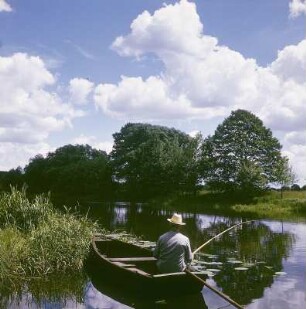 Spree-Havelland. Alte Spree bei Hangelsberg mit Angler