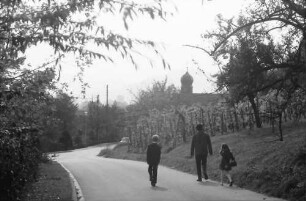 Freiburg, Lehen: Kirchstraße mit Kirche im Hintergrund