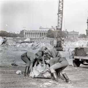 Sowjetische Soldaten beseitigen Fundamente des Berliner Stadtschlosses für den Bau des Palastes der Republik