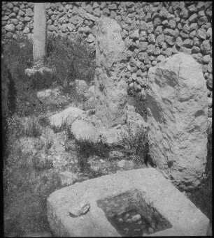 Mazzebn [Mazzeben] in Gezer [wohl: Tell gezer]