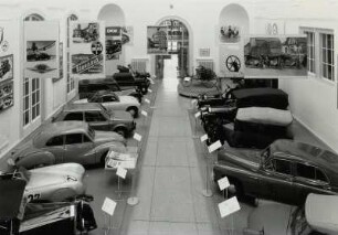 Dresden-Altstadt, Neumarkt. Verkehrsmuseum im Johanneum. Ausstellungshalle Lichthof mit Personenkraftwagen der Ständigen Ausstellung. Blick nach Süden (Richtung Haupteingang)