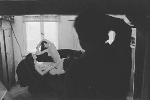 Markkleeberg, Schillerplatz 3. Günter Rössler fotografiert in seinem Atelier zwei junge Frauen