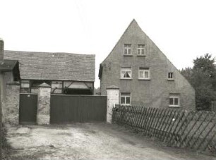 Otterwisch-Großbuch, Dorfstraße 8. Bauernhof, Scheune und Wohnhaus