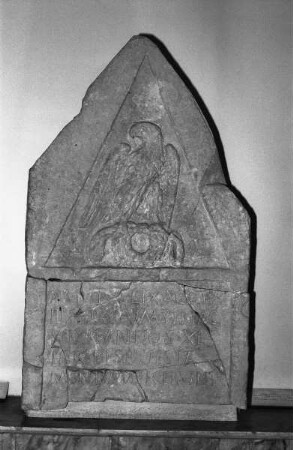 Grabrelief mit Adler und Kranz