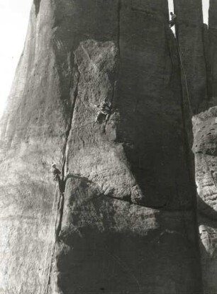 Sächsische Schweiz. Schrammsteine, Dreifingerturm. Seilschaft G. Junghans u. G. Walpert in den Ostrissen (am Rostweg). (VIIIb)
