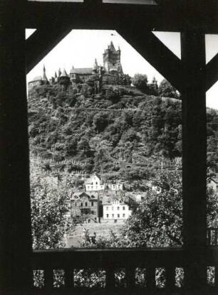 Cochem. Blick vom rechten Moselhang nach Westen über die Mosel gegen die Burg Cochem