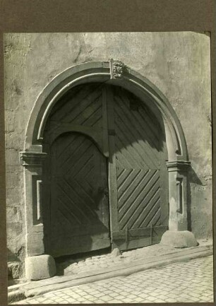 Haus 134. Tor mit Schlußstein Ludwig Boshart U. Küferzeichen, 1718
