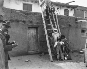 Von Zahn mit Kindern der Tesuque : Gruppenportrait des Geographen Gustav Wilhelm Johannes von Zahn (1871-1946) und Kindern der Tesuque im Tesuque-Pueblo.