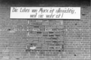 Propaganda-Spruch "Die Lehre von Marx.."