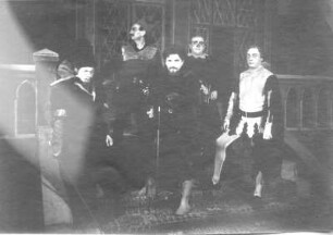 Falstaff. Oper von G. Verdi mit Robert Burg in der Titelpartie, Helene Jung als Mrs. Meg Page, Irma Tervani als Mrs. Quickly (Frau Fluth), Grete Merrem-Nikisch als Ännchen Ford, Liesel von Schuch als Alice Ford, Heinrich Tessmer als Dr. Cajus, Ludwig Eybisch als Fenton, Waldemar Staegemann als Ford, Julius Puttlitz als Pistol und Hanns Lange als Bardolph. Staatsoper Dresden, Neueinstudierung 5.1.1924. Fotografie (Negativabzug auf Papier) von Ursula Richter