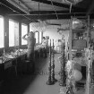Carl Prediger K.G.: "Lampen-Prediger": Fabrik für Beleuchtungskörper: Gewerbegebiet Nord: Kornkamp: Einweihung: Fabrikationshalle: Innenansicht: Arbeiter, Kronleuchter und Stehlampen