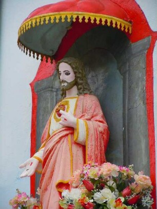 Insel Burano - Christusfigur : Diese große Christusfigur schmückt eine Hausfassade, Aufgenommen auf der Insel Burano in der Lagune von Venedig am 7. August 2011