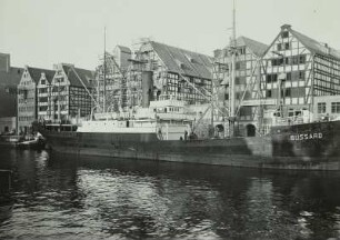 Danzig (poln. Gdansk), Küstenfrachtdampfer Bussard vor Speicherhäusern