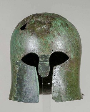 Korinthischer Helm (2. Stufe) mit griechischer Inschrift; etwas ergänzt