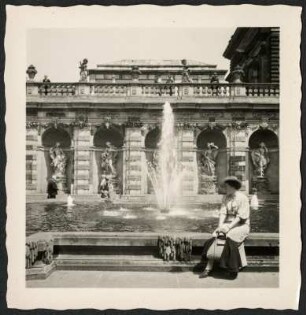 Dresden, Nymphenbad : Dresden. Zwinger. Portrait einer jungen Frau am Brunnen vom Nymphenbad sitzend