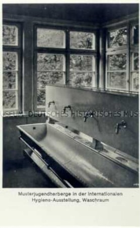 Ansicht des Waschraumes in der Musterjugendherberge in der Internationalen Hygieneausstellung in Sachsen