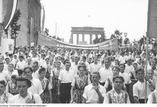 Berlin, 3. Weltfestspiele der Jugend und Studenten, Sportlerparade, August 1951