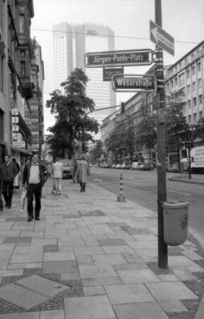 Frankfurt: Kaiserstraße mit Hochhaus