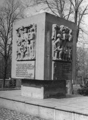 Denkmal für die Helden der revolutionären Arbeiterklasse und die Opfer des antifaschistischen Widerstandskampfes : Denkmal für die Helden der revolutionären Arbeiterklasse und die Opfer des antifaschistischen Widerstandskampfes. Beton (1976; F. Dittrich). Annaberg-Buchholz, Alter Friedhof