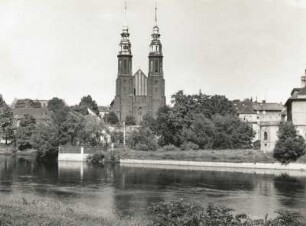 Opole. Kathedrale zum heiligen Kreuz (1401/1600). Ansicht über die Oder von Westen