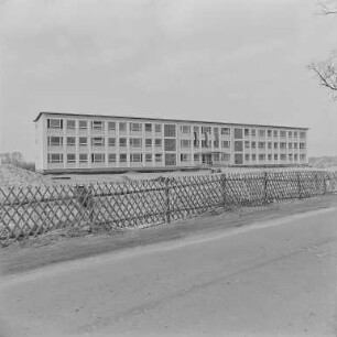 Hoyerswerda Scholz-Halle und Schule Groß Zeißig : Hoyerswerda-Zeißig. Schule. Außenansicht