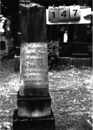 Grabstein 147 (Index: 100101389) Material: weißer Marmor Zustand: gut Maße HxBxT: 126x23x12 cm Beschreibung: Obelisk, getreppter Sockel: Grabstein 147
