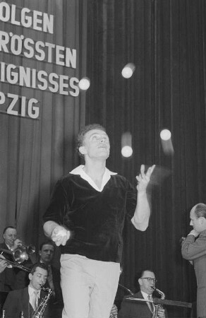 Jongleur auf der Bühne einer kulturellen Veranstaltung für Bauarbeiter im Vorfeld des II. Deutsches Turn- und Sportfestes 1956 in Leipzig