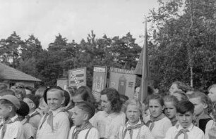 1. Zentrales Pionierlager "Georgi Dimitroff" in Prora auf Rügen : Pioniergruppe während eines Appells