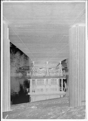 Staustufe Schweinfurt. Straßenbrücke. Unteransicht der Brücke mit Hilfsjoch im Saumain. Im Vordergrund die Säulen des Pfeilers 3. Schweinfurter Pegel = 95 cm.