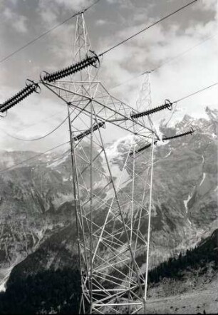 Stilfser Joch: Hochspannungsmast vor Ortler-Gruppe