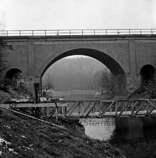 Trave: Spannbetonbrücke für Fußgänger und Viehtrieb: Bau: vorn erste Gerüste: dahinter die Eisenbahnbrücke der Bahnstrecke zwischen Bad Oldesloe und Lübeck