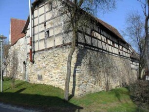 Ansicht von Südwesten mit Kirchhofmauer und Gaden (Steinbrüstung der Kirchhofmauer mit Schießscharten-der Wehrgang aus Gaden heraus zu begehen) mit Fachwerkobergeschossen