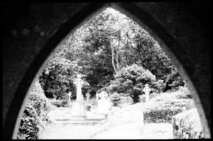 Killarney: Muckross Abbey durch Spitzbogen auf Friedhof