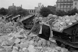 Enttrümmerung im Stadtkern : Dresden. Die Trümmerbahn mit Steinen beladende Frauen