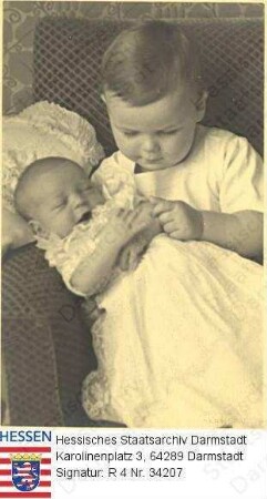 Ludwig Prinz v. Hessen und bei Rhein (1931-1937) / Porträt mit Bruder Prinz Alexander v. Hessen und bei Rhein (1933-1937), auf Sofa sitzend, Baby Alexander im Arm haltend