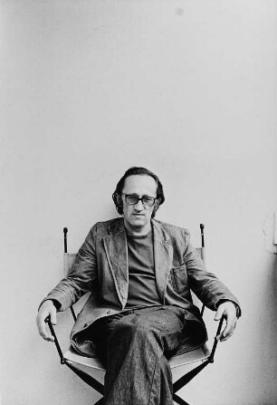 Porträt des Schriftstellers und Regisseurs Heiner Müller (1929-1995) in einem Regiestuhl