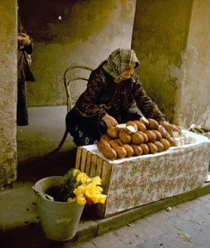 Verkauf von Schafskäse : Bratislava, Marktszene. Käsefrau an ihrem Stand, Mai 1957. Ausschnitt aus: df_wgs_0000982