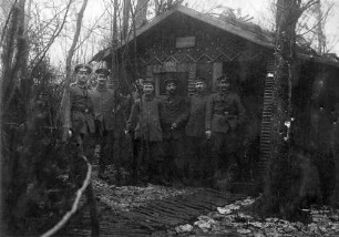 [Bild von sieben Soldaten vor der "Villa Käthe"]