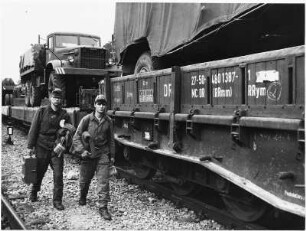 Deutschland . Truppenübungsplatz Klietz. Nationale Volksarmee - Landstreitkräfte. Truppenverlegung per Eisenbahnmarsch. Zwei Soldaten neben einem Militärzug