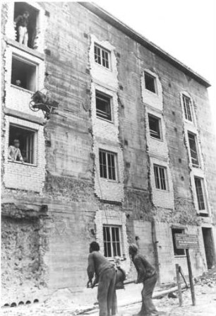Not macht erfinderisch. Ein Luftschutzbunker wird zum Wohnhaus umgebaut. Er erhält Fenster