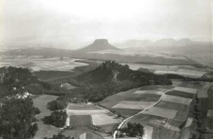 Sächsische Schweiz. Naundorfer Ebenheit, Großer und Kleiner Bärenstein gegen Lilienstein. Luftbild-Schrägaufnahme von Nordwest