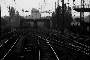Frankfurt: Mainbrücke zum Hauptbahnhof; Streckenbild mit linksfahrendem Zug
