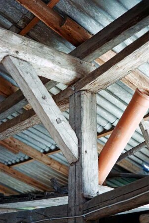 Rohlfshagen: An de Sylsbek / Ecke Lindenallee: Gasthof Schacht: Fachwerkscheune: Innenansicht: Detailaufnahme: Blick in Dachstuhl, Ständer, Balken, Pfetten, Sparren