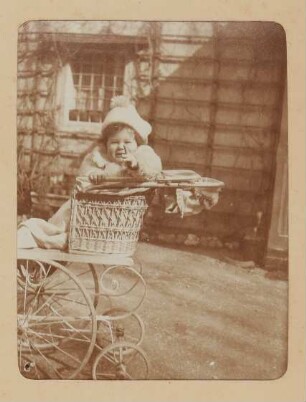 Franz von Hofmannsthal als Baby mit Mütze im Kinderwagen