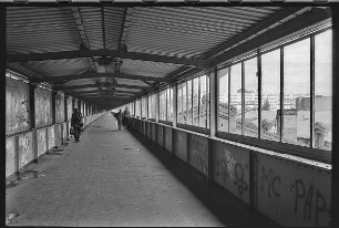 Fußgängerbrücke am S-Bahnhof Storkower Straße