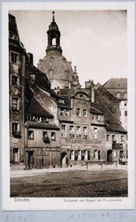 Die Salzgasse, mit "Mittmanns Restaurants" und die Kuppel der Frauenkirche in Dresden
