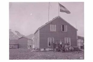 Spitzbergen. Smerenbergbucht. Mitglieder der Deutschen Arktischen Gesellschaft vor dem beflaggten Hauptgebäude des Geophysikalischen Observatorium Ebeltofthafen