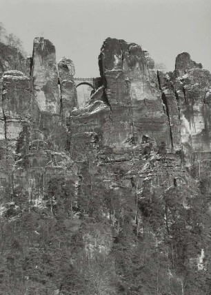 Sächsische Schweiz, Rathener Gebiet. Sieberturm, Basteibrücke, Große und Kleine Steinschleuder. Blick vom linken Ufer über die Elbe nach Nordost